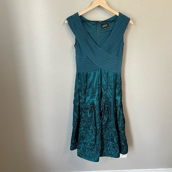 Adrianna Papell Dress. Size 4 - Picture 10 of 12